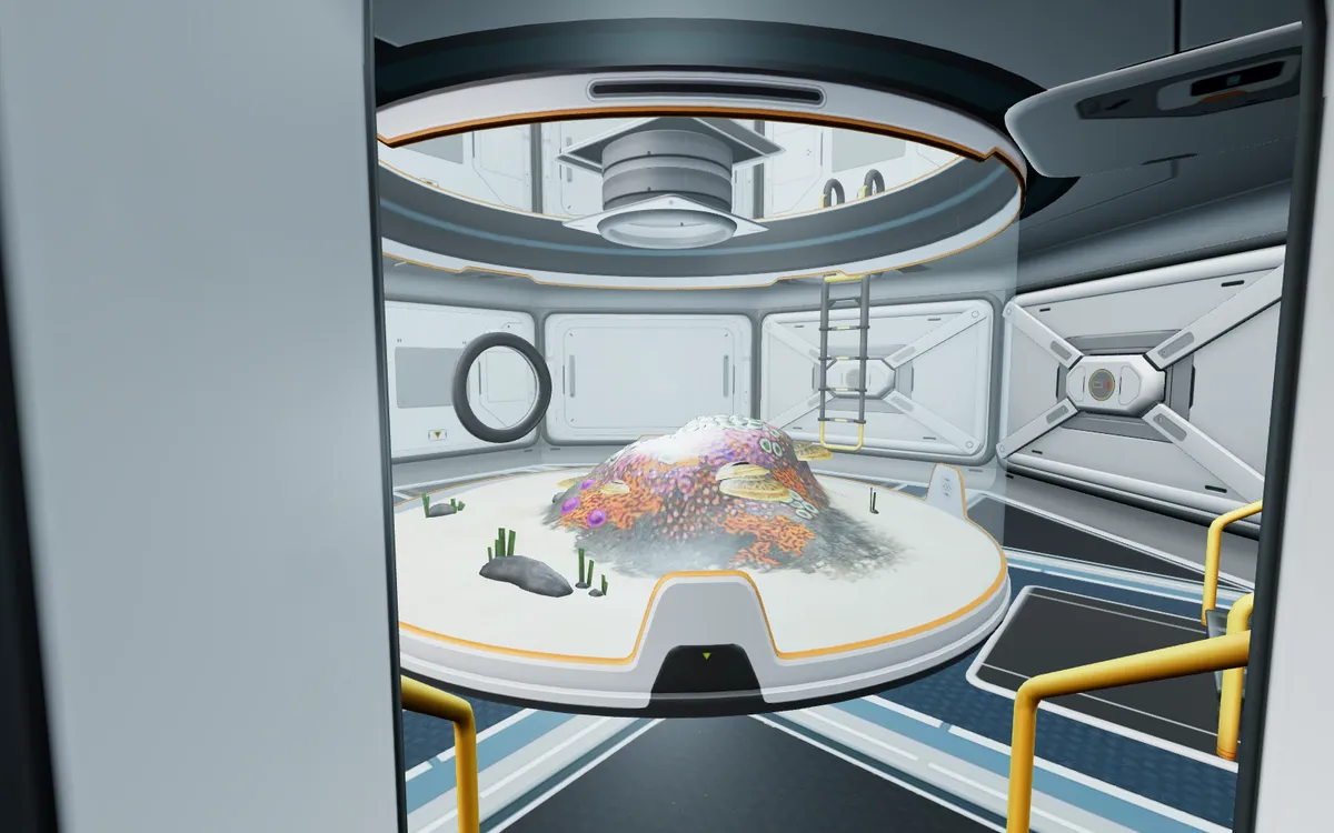 Aquarium cylindrique au centre d'une salle, avec du corail